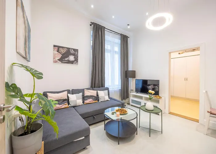 Deluxe & Cozy 1 Bedroom Suites Next To The Fashion St